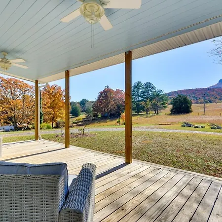 Beautiful Farmhouse With Pilot Mtn State Park Views!